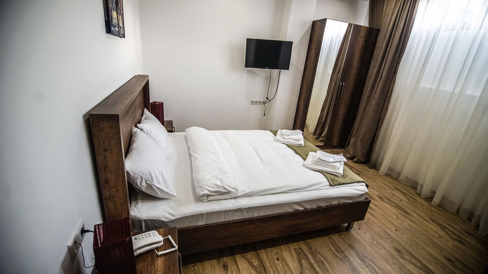 Egyptian cotton sheets, premium bedding, minibar, desk