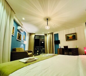 ห้องลักซ์ชัวรี่ดับเบิล, วิวเมือง | ผ้าปูที่นอนฝ้ายอียิปต์, เครื่องนอนระดับพรีเมียม, มินิบาร์, โต๊ะทำงาน