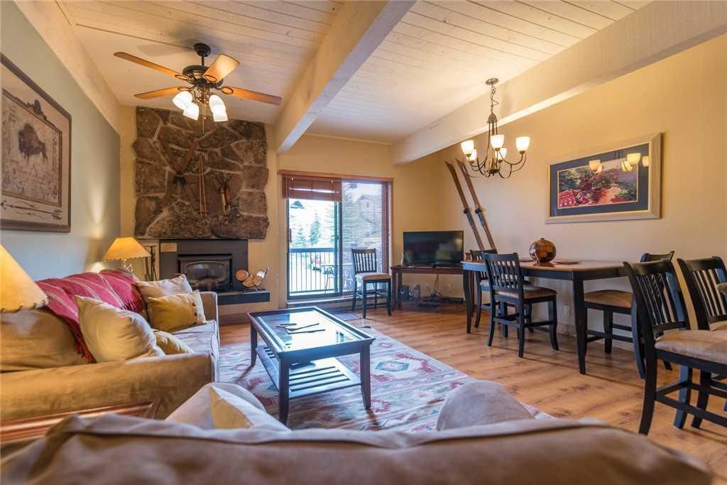 Apartment | Living room | TV, fireplace