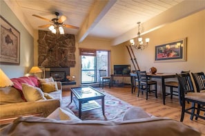 Appartement | Woonkamer | Televisie en een open haard