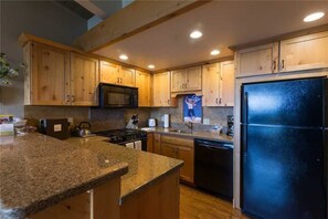 Apartment | Private kitchen | Fridge, microwave, stovetop, dishwasher - 417 Storm Meadows Club C Apartment 2 (Steamboat Springs)