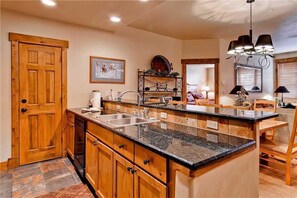 Condo, varias camas (3101 Champagne Lodge, Trappeur's Cros) | Cocina privada | Refrigerador, microondas, horno y parrilla de estufa 