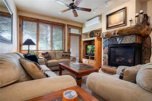 Condo, varias camas (3101 Champagne Lodge, Trappeur's Cros) | Sala de estar | Televisión y chimenea 