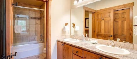 Condo, Plusieurs lits (3101 Champagne Lodge, Trappeur's Cros) | Salle de bain | Articles de toilette (gratuits), séchoir à cheveux, shampooing