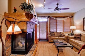 Leilighet, flere senger (3102 Champagne Lodge, Trappeur's Cros) | Oppholdsområde | TV og peis