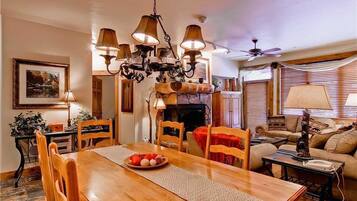 Condo, varias camas (3102 Champagne Lodge, Trappeur's Cros) | Servicio a la habitación