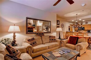 Appartement, meerdere bedden (3102 Champagne Lodge, Trappeur's Cros) | Woonruimte | Een televisie en een open haard