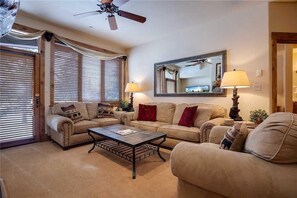 Appartement, meerdere bedden (3102 Champagne Lodge, Trappeur's Cros) | Woonkamer | Een televisie en een open haard