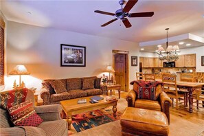 公寓客房, 多張床 (3109 Champagne Lodge, Trappeur's Cros) | 起居區 | 電視、壁爐