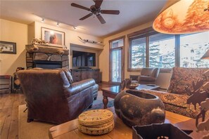 公寓客房, 多張床 (3109 Champagne Lodge, Trappeur's Cros) | 客廳 | 電視、壁爐