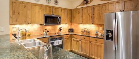 Condo, Multiple Beds (3110 Champagne Lodge, Trappeur's Cros) | Private kitchen