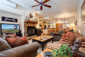 Condo, varias camas (3204 Champagne Lodge, Trappeur's Cros) | Sala de estar | Televisión y chimenea 