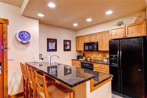 Condo, varias camas (3205 Champagne Lodge, Trappeur's Cros) | Cocina privada | Refrigerador, microondas, horno y parrilla de estufa 