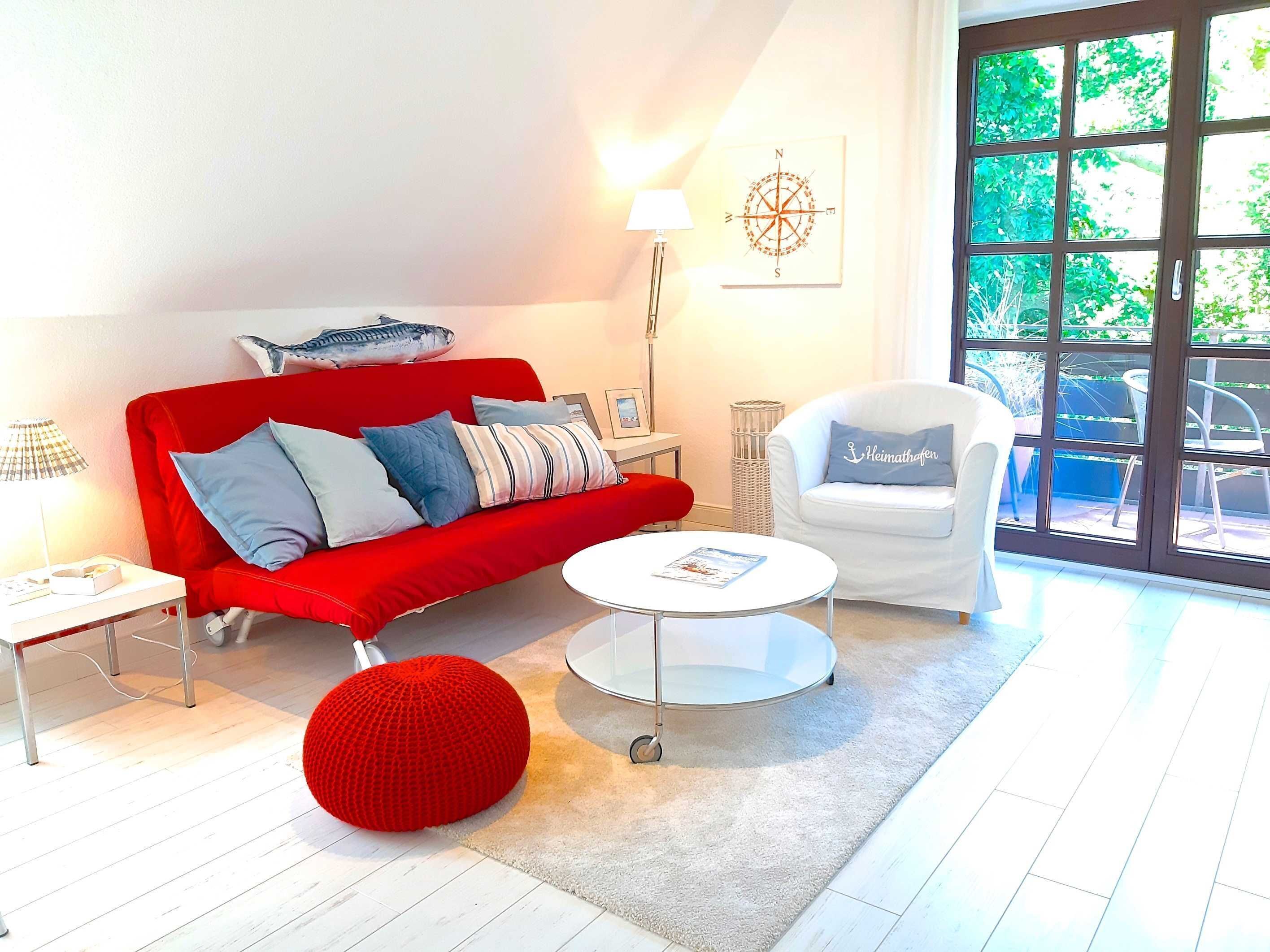 Seewolke N°1 Wohnzimmer mit maritimer Einrichtung und Schlafcouch