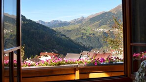 A view from a window overlooking a valley with houses and mountains. - Apart Franzi Top 1 - Apart Franziska (Kauns)