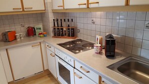 Kylskåp, mikrovågsugn, ugn och diskmaskin