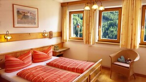 3 bedrooms, in-room safe, iron/ironing board, travel cot