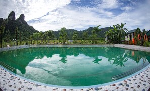 Kolam renang outdoor, dengan kursi berjemur