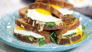 Un plato con varios sándwiches abiertos.