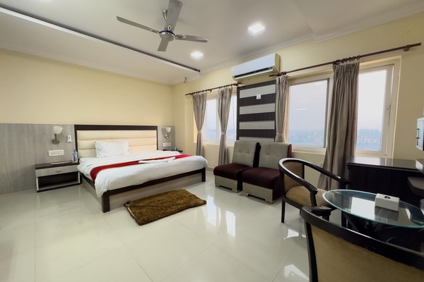 Executive Room | Desk, iron/ironing board, WiFi (free)
