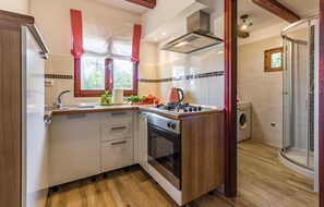 Kühlschrank, Mikrowelle, Herdplatte, Wasserkocher mit Kaffee-/Teezubehör