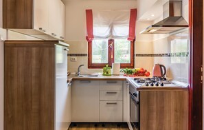 Kühlschrank, Herdplatte, Wasserkocher mit Kaffee-/Teezubehör