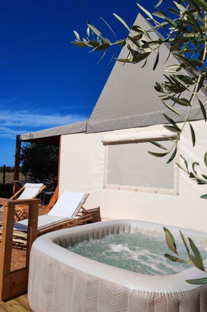 Glamping Eco-suite con colazione e vasca idromassaggio esclusiva | أغطية فراش متميزة وطراز فريد لكل وحدة ومكواة/لوح كي وواي فاي مجانًا