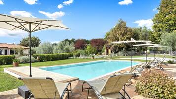 Piscina stagionale all'aperto, ombrelloni da piscina, lettini