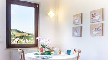 Departamento, 2 habitaciones | Área de sala de estar | Televisión de pantalla plana de 32 pulgadas con canales digitales