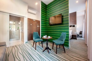 Deluxe Double Room | Living room