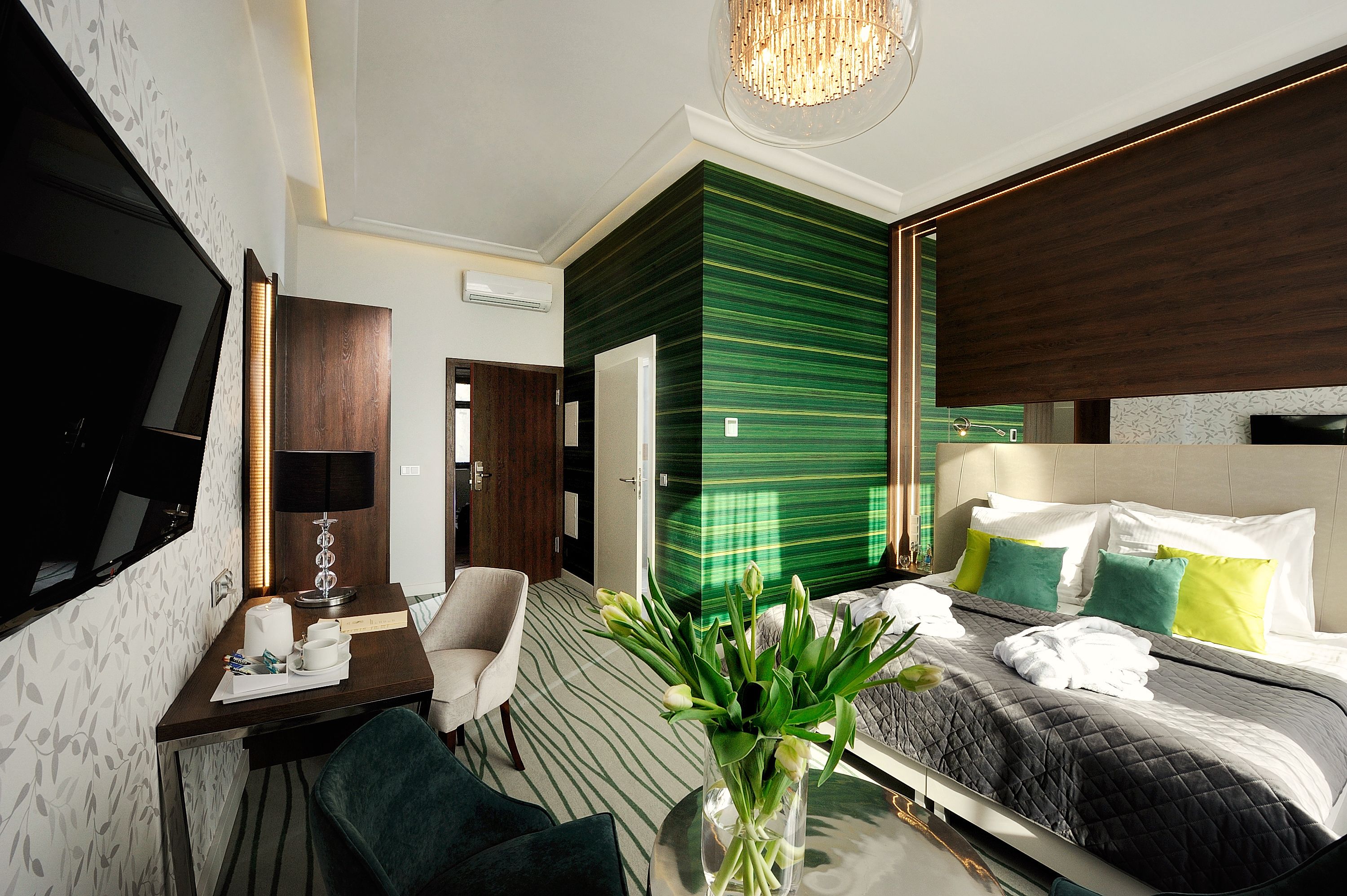 standard double or twin room, 1 double or 2 single beds | minibar, in-room safe, blackout curtains, soundproofing