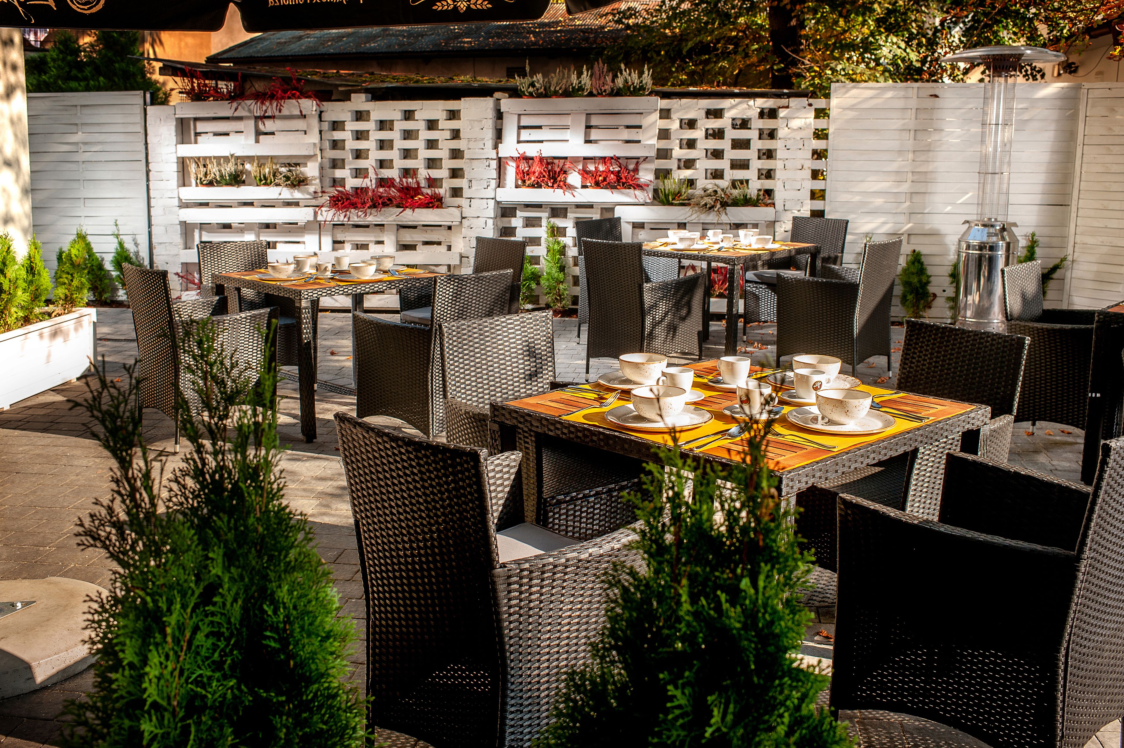 breakfast, lunch, dinner served; international cuisine