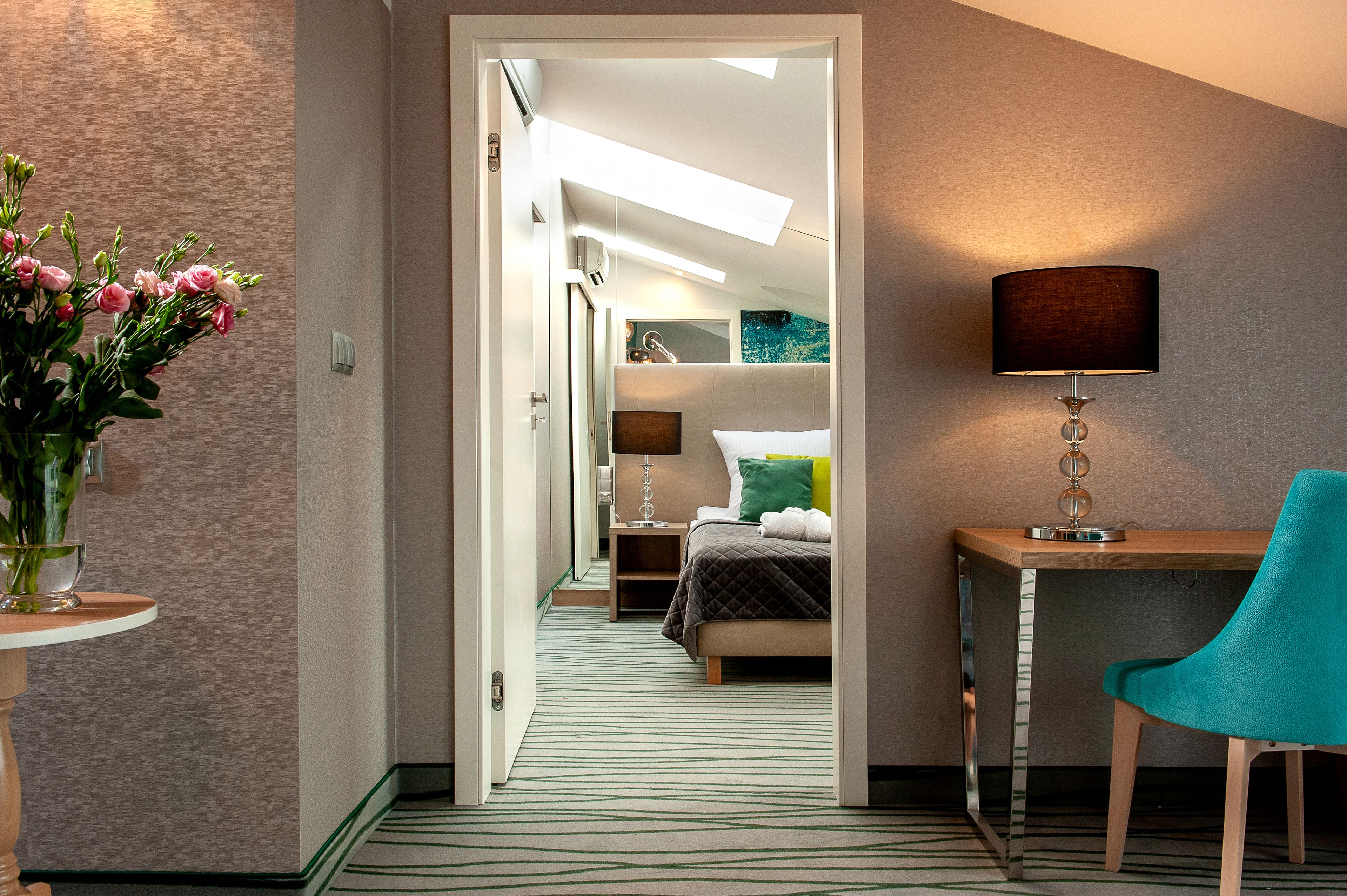 suite, 1 queen bed | minibar, in-room safe, blackout curtains, soundproofing
