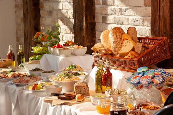 Petit déjeuner buffet (79 PLN par personne)