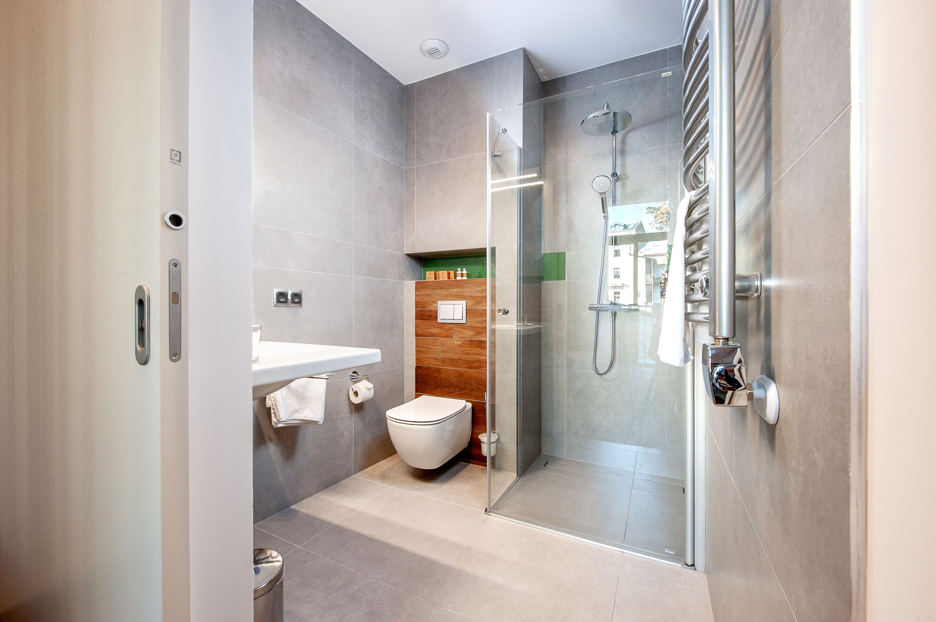 deluxe double room | bathroom | shower, rainfall showerhead, free toiletries, hair dryer