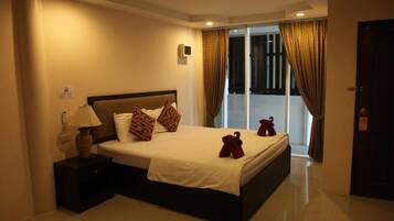 In-room safe, desk, free WiFi