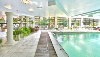 Una piscina techada, 2 piscinas al aire libre, sombrillas