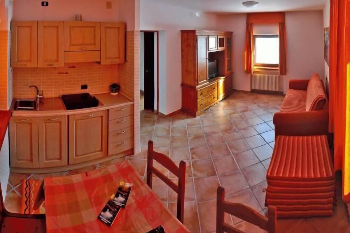 Full-sized fridge, oven, stovetop, cookware/dishes/utensils