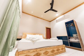 Minibar, coffres-forts dans les chambres, bureau