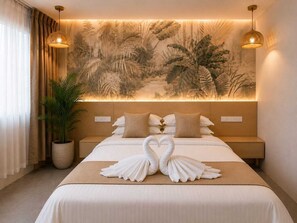 Deluxe tweepersoonskamer, aan het strand | Een minibar, een kluis op de kamer, een bureau, een laptopwerkplek