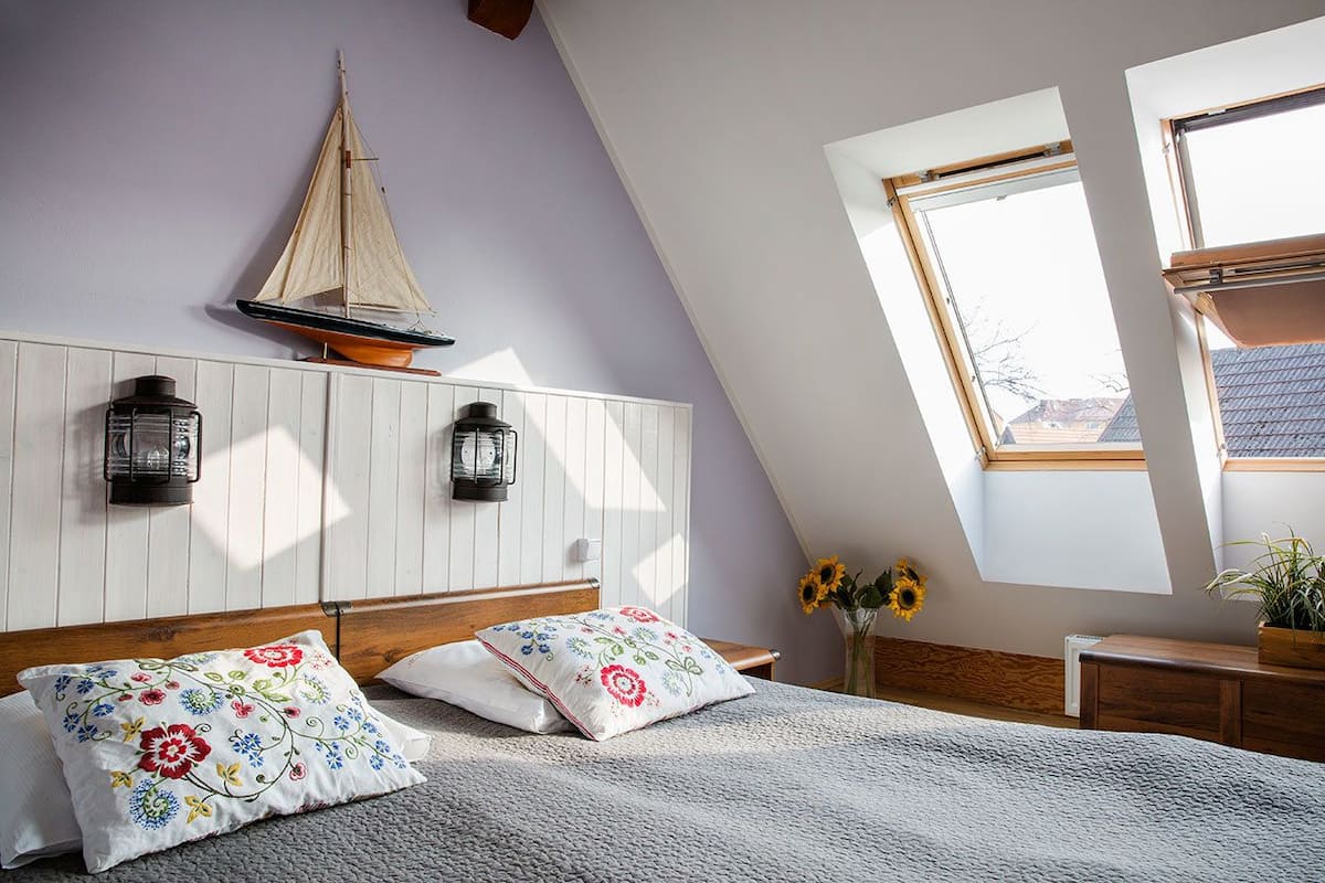 Escritorio, wifi gratis y ropa de cama