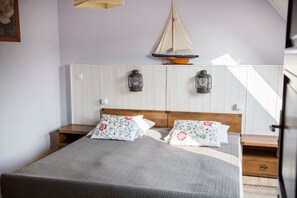 Apartamento, 2 quartos | Escrivaninha, Wi-Fi de cortesia, roupa de cama