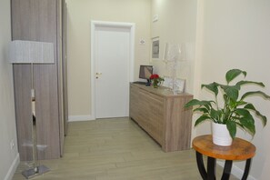 Check-in/check-out kiosk - Bloom Apartment by La Griffe (Rome)