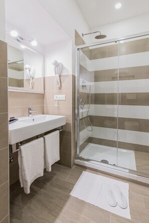 Shower, free toiletries, bidet, towels - Bloom Apartment by La Griffe (Rome)