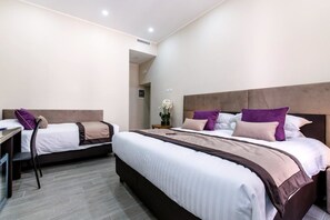 Triple Room | In-room safe, desk, free WiFi, bed sheets