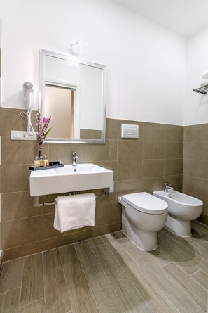 Quarto casal | Banheiro | Chuveiro, produtos de toalete grátis, bidê, toalhas de banho