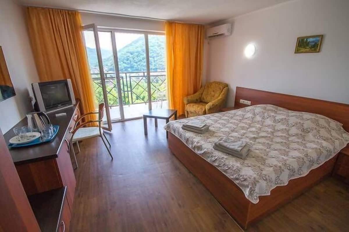 Camera tripla | Biancheria da letto di alta qualità, minibar, una cassaforte in camera