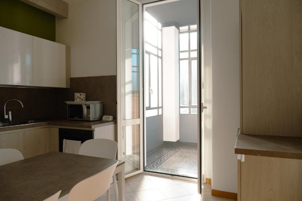 Full-size fridge, microwave, oven, stovetop