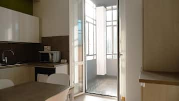 Full-size fridge, microwave, oven, stovetop