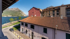 Ein Gebäude mit rotem Dach, Blick auf einen See und Berge im Hintergrund.